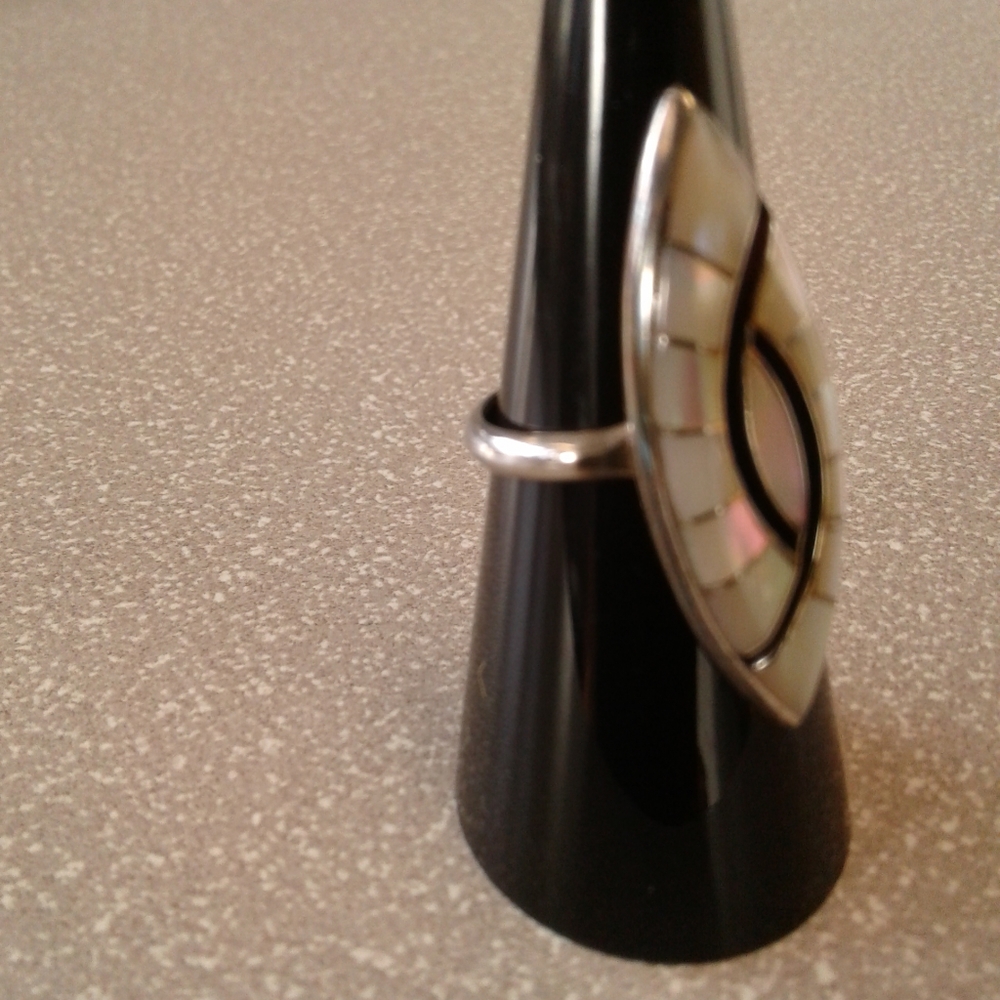 Native American Vintage Hummingbird Mother of Pearl Ring - Picture 5 of 9